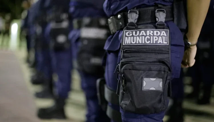 Guardas Municipais em formação, destaque para o uniforme com a inscrição 'GUARDA MUNICIPAL