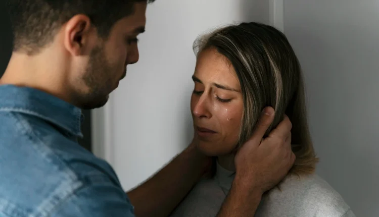 Homem confortando mulher em momento de tristeza, com lágrima visível no rosto dela.