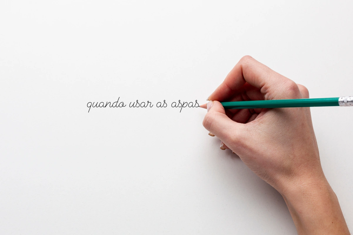 Mão escrevendo com lápis verde a frase “quando usar as aspas” em caligrafia delicada sobre fundo branco.