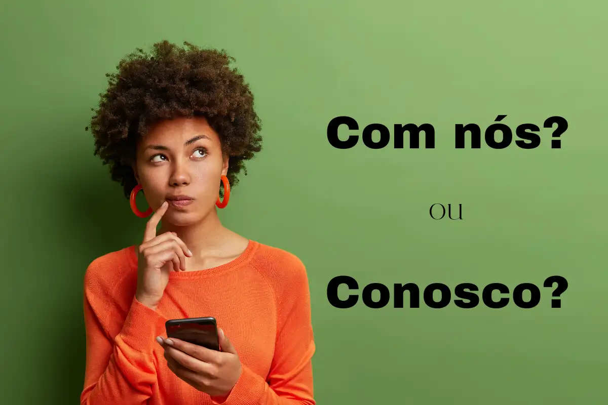 Mulher com cabelo volumoso e brinco laranja, pensativa, segurando um celular em fundo verde com a dúvida sobre o uso de 'com nós' ou 'conosco'.