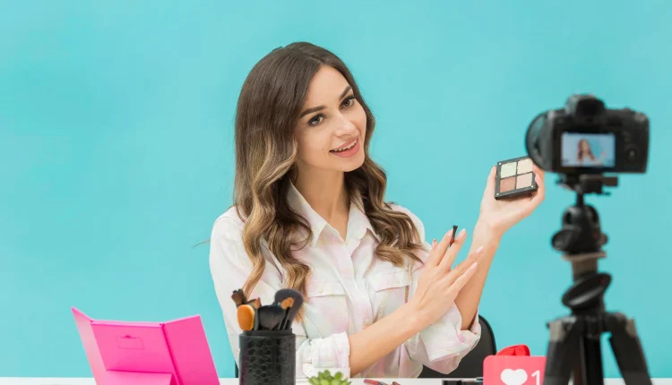 Influenciadora digital explicando um produto de maquiagem em vídeo para redes sociais