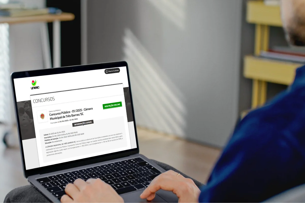 Pessoa acessando a página de inscrição para concurso público no laptop.