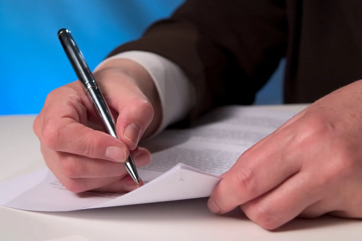 Pessoa realizando as inscrições para processo seletivo.