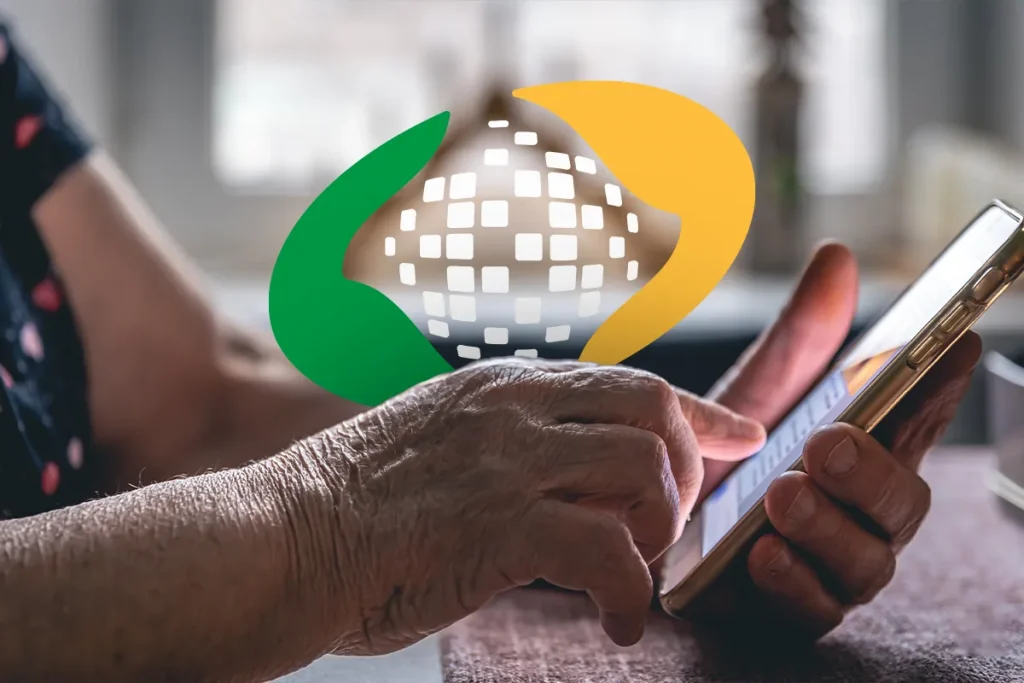 Mãos de idoso segurando e usando smartphone, com o logo do INSS sobreposto, simbolizando alerta contra golpes online