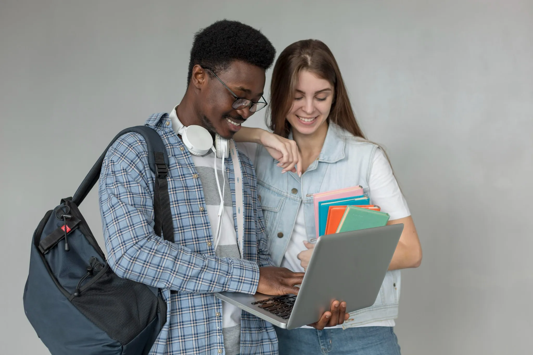 Dois estudantes universitários usando notebook para estudo