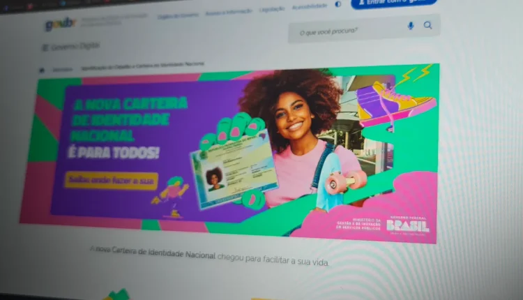 Imagem promocional do Mutirão do Novo RG, destacando a nova identidade com a jovem sorrindo e segurando a nova Carteira de Identidade Nacional.