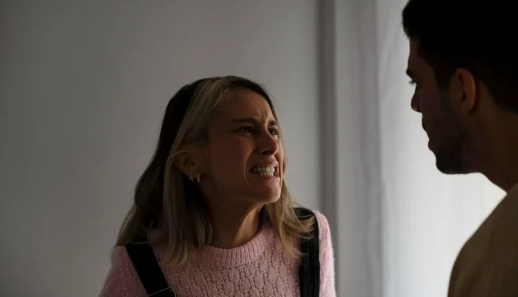 Mulher expressando frustração e raiva em conversa, ilustrando os impactos emocionais de interações com um narcisista.