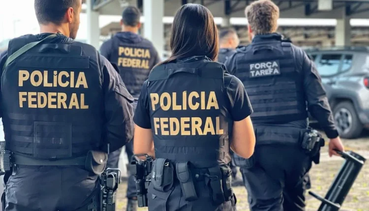 Agentes da Polícia Federal com coletes táticos em operação policial.