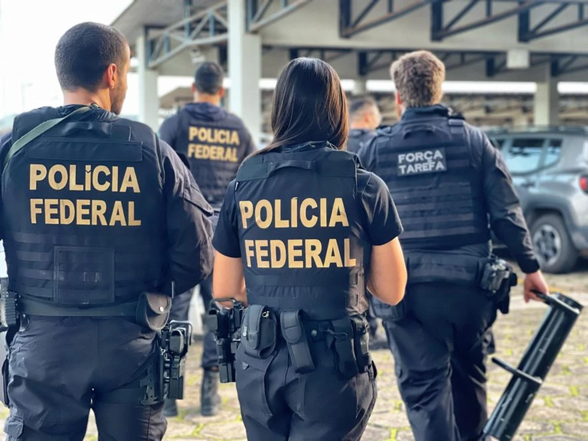 Agentes da Polícia Federal com coletes táticos em operação policial.