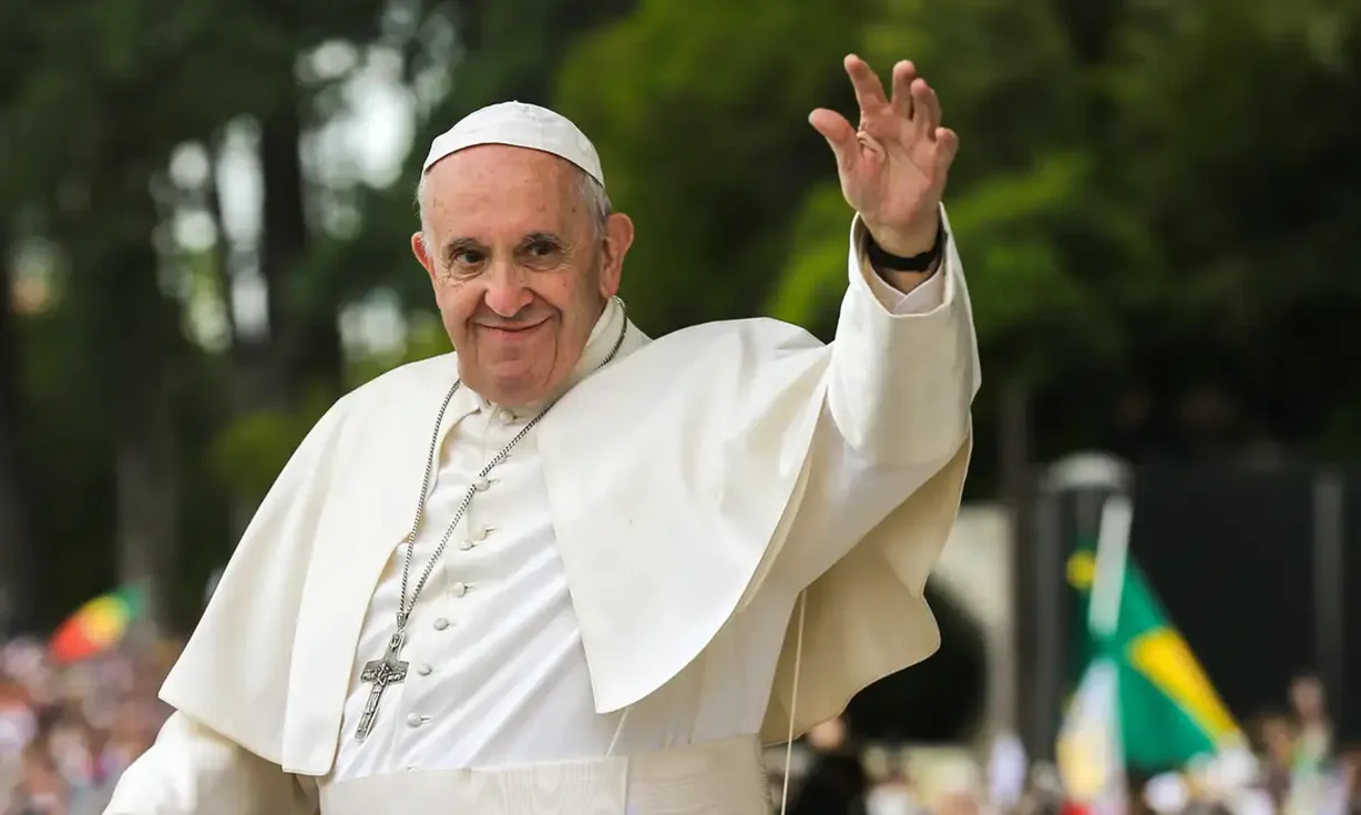 Papa Francisco acena para os fiéis, promovendo um gesto de esperança.