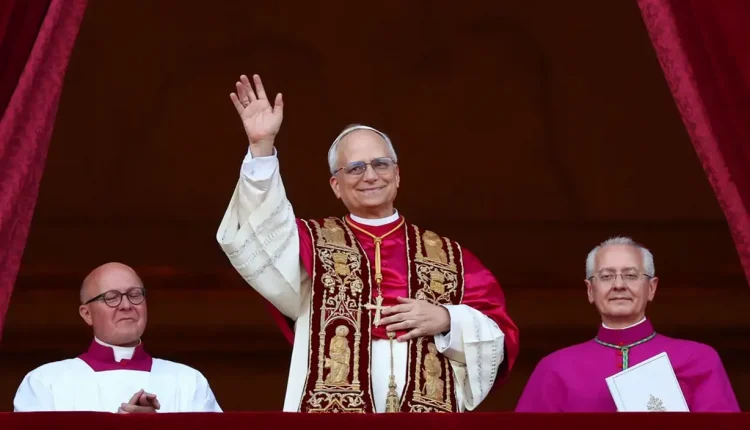 Papa Leão XIV acenando da janela, novo papa eleito em 2025.