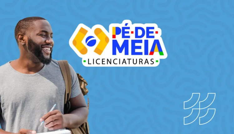 Imagem promocional de Pé de Meia Licenciaturas com uma pessoa sorrindo, segurando um bloco de notas, ao fundo o logotipo.