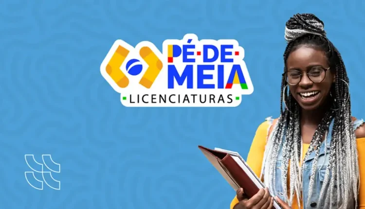 Imagem de uma mulher sorridente segurando livros, com logo do Pé-de-Meia para Licenciaturas ao fundo.