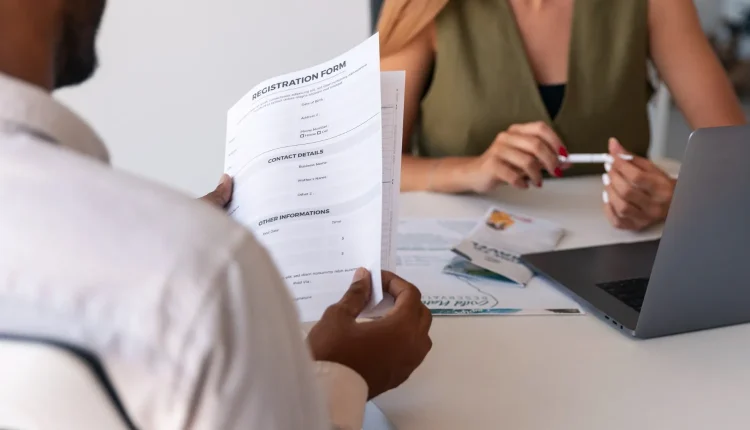 Pessoa preenchendo formulário de registro para uso de certificados digitais no currículo