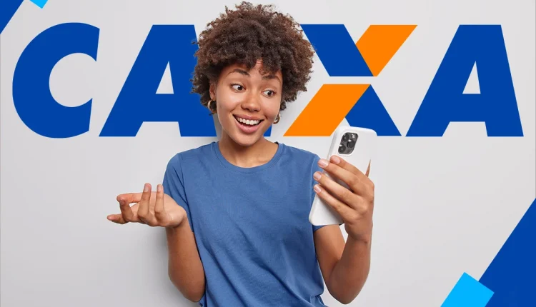 Pessoa sorrindo enquanto segura um celular, com o logotipo da Caixa ao fundo.