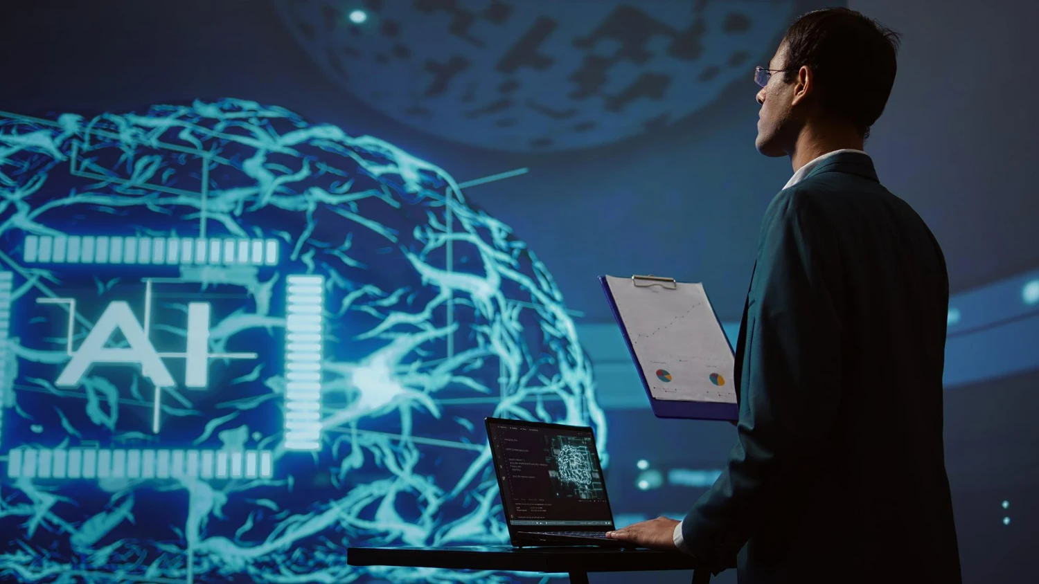 Homem analisando dados e gráficos em laptop com projeção digital de cérebro e IA ao fundo
