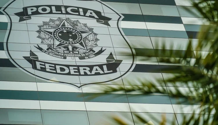 Fachada do prédio da Polícia Federal do Brasil com o brasão oficial em destaque.