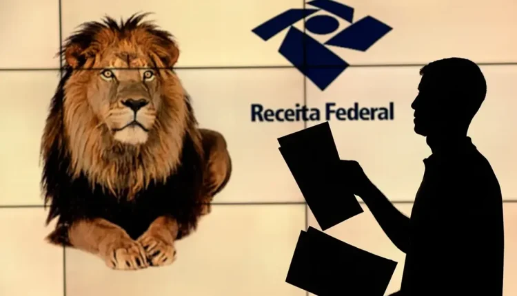 Pessoa segurando documentos relacionados ao Imposto de Renda, com o logotipo da Receita Federal ao fundo