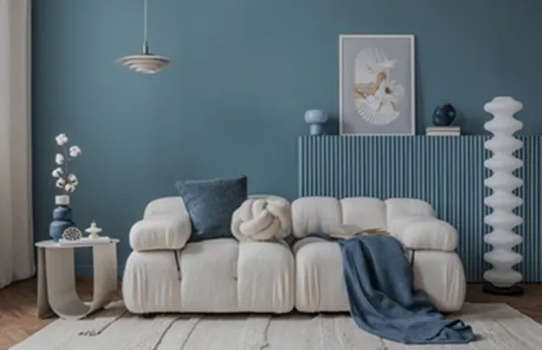 Sofá branco confortável com detalhes em azul em sala de estar moderna com parede azul