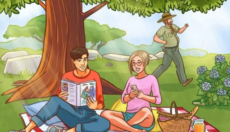 Teste de QI com um jovem casal sentado no gramado de um parque, ele lendo um livro e ela olhando o celular, com homem caminhando ao fundo.