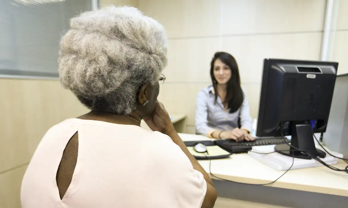 Atendimento presencial para esclarecer dúvidas sobre aposentadoria no INSS.