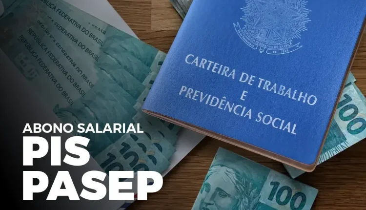 Carteira de Trabalho e cédulas de 100 reais, representando o pagamento do abono salarial PIS/Pasep