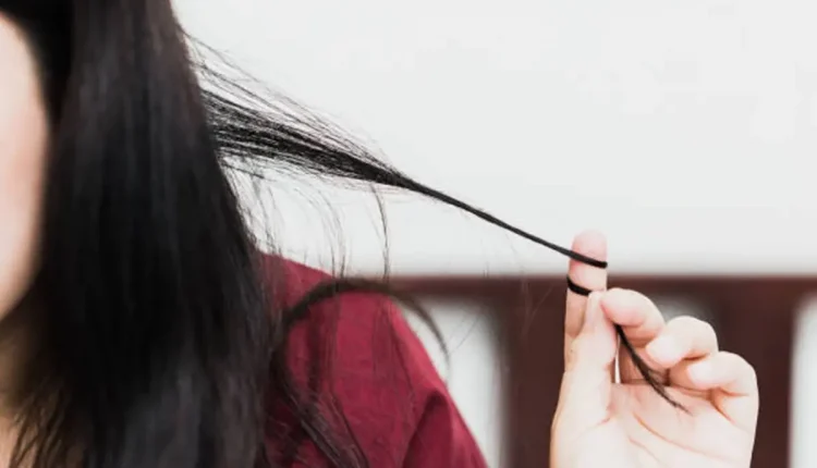 Pessoa puxando mecha de cabelo, um comportamento associado ao transtorno de tricotilomania