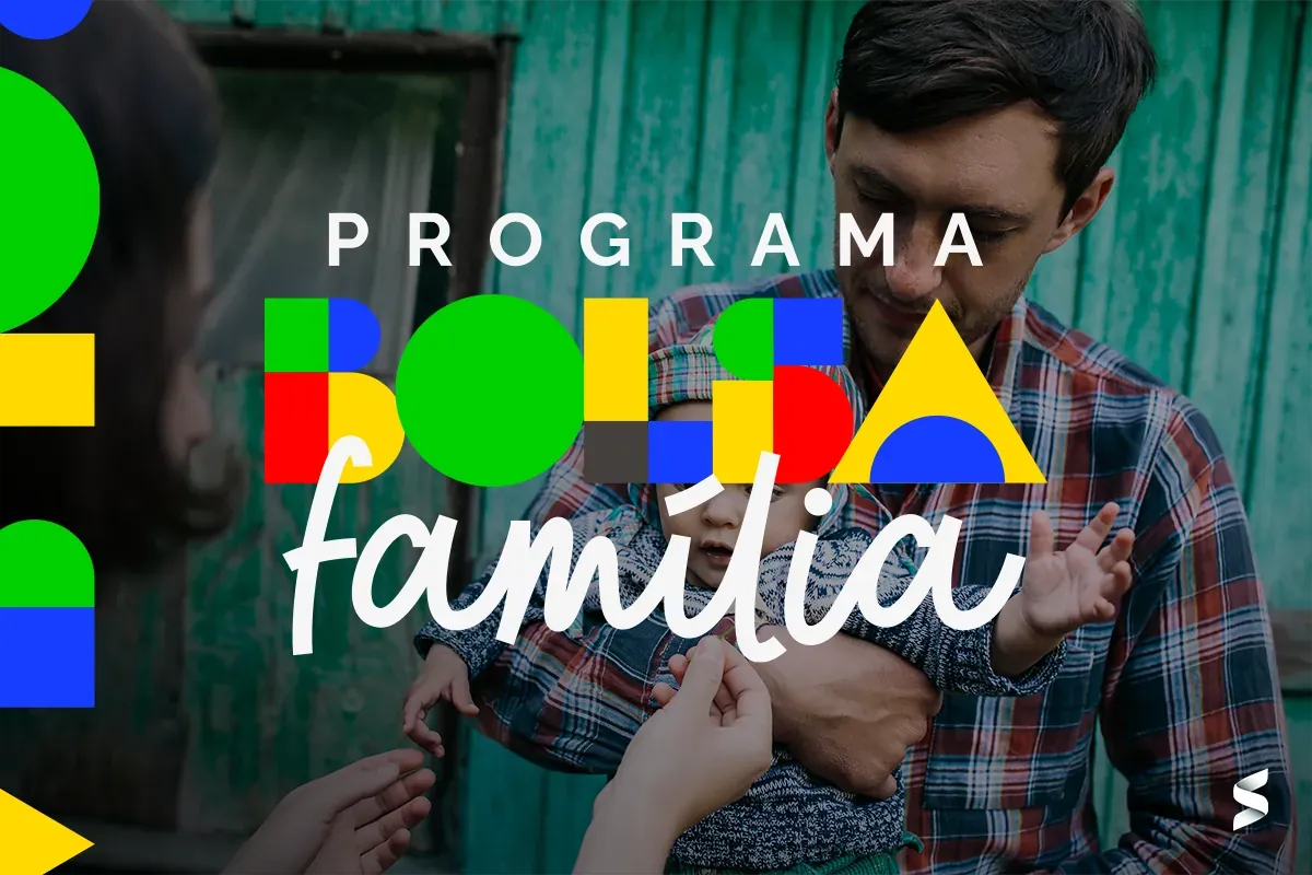 Cédulas de 100 e 50 reais sendo seguradas, com o logotipo do Bolsa Família ao fundo, representando o pagamento de maio