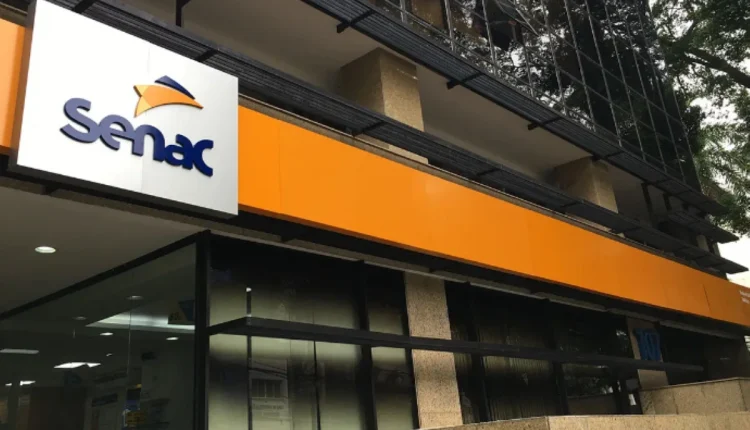 Fachada do prédio do SENAC com destaque para a placa institucional.