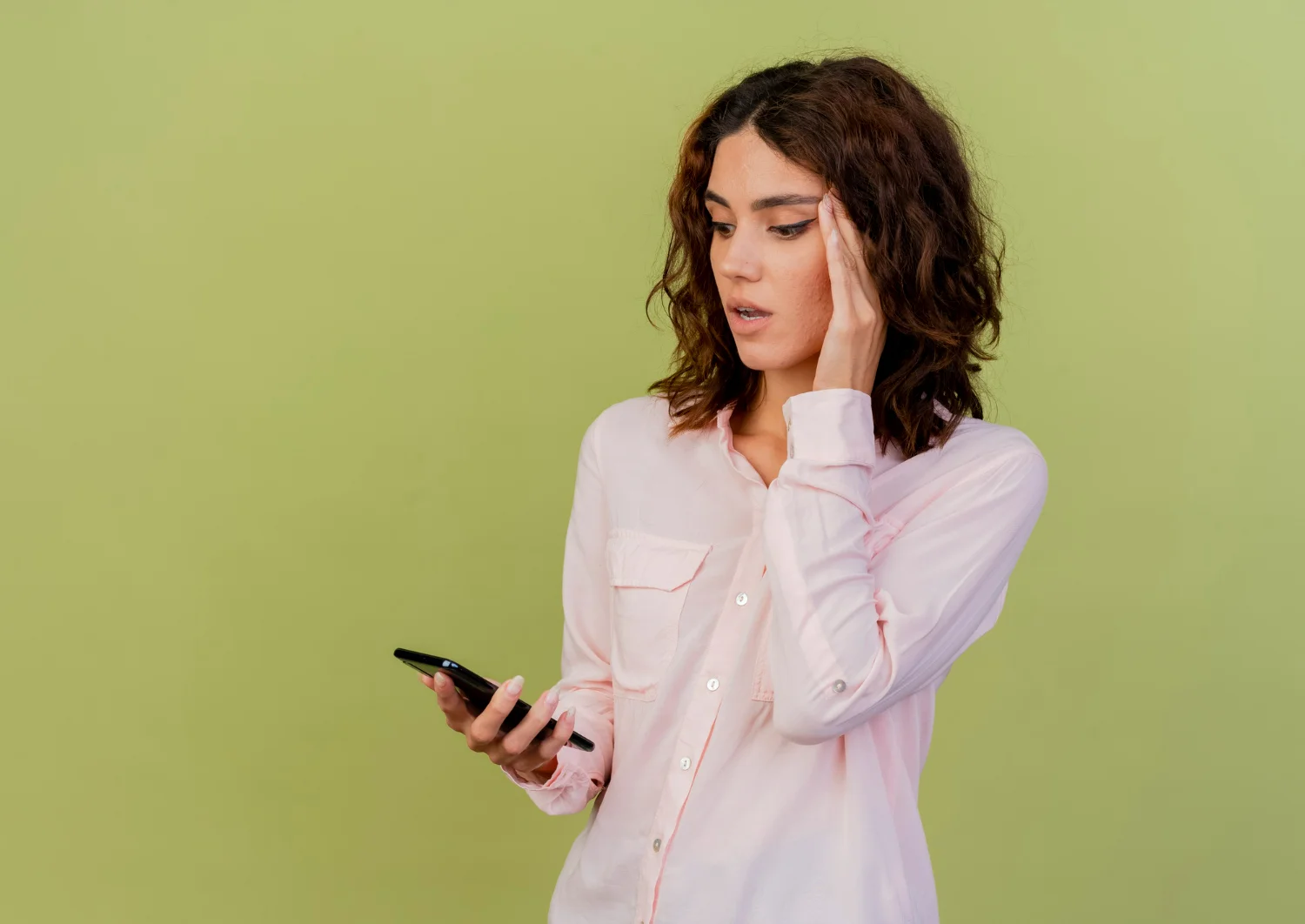  Mulher com expressão confusa segurando smartphone enquanto verifica informações.
