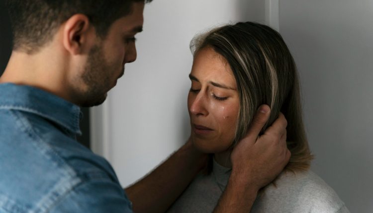 Casal em um momento de carinho, onde o homem tenta consolar a mulher, revelando a manipulação emocional dos narcisistas dissimulados.