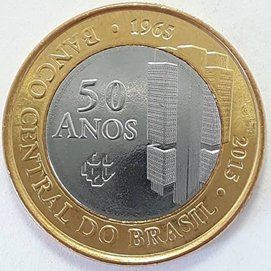 Moeda comemorativa de 1 real de 2015 com inscrição “50 anos Banco Central do Brasil”