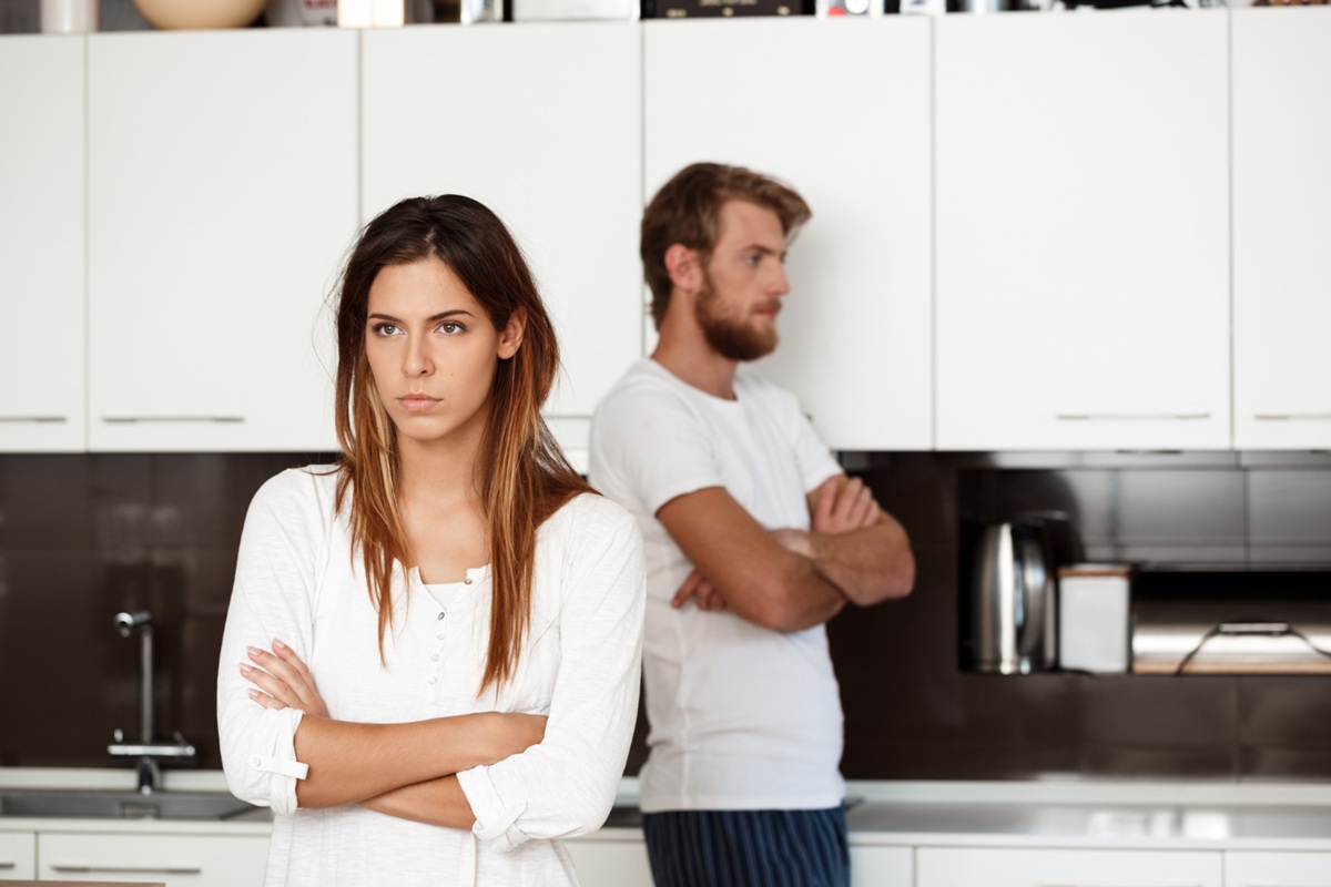Casal em um ambiente de conflito, representando a dificuldade de resolver desentendimentos e a importância de evitar conflitos.