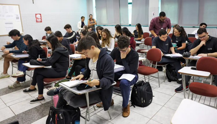 Pessoa fazendo exame em sala de aula
