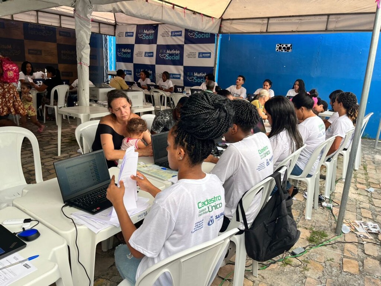 Beneficiários do Bolsa Família em atendimento para atualização do Cadastro Único.