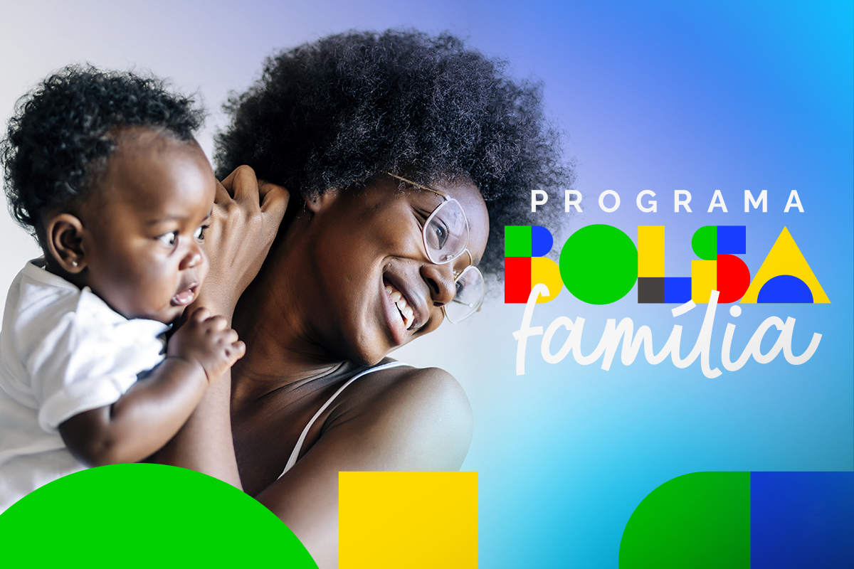 Família recebendo auxílio financeiro com logo do Bolsa Família
