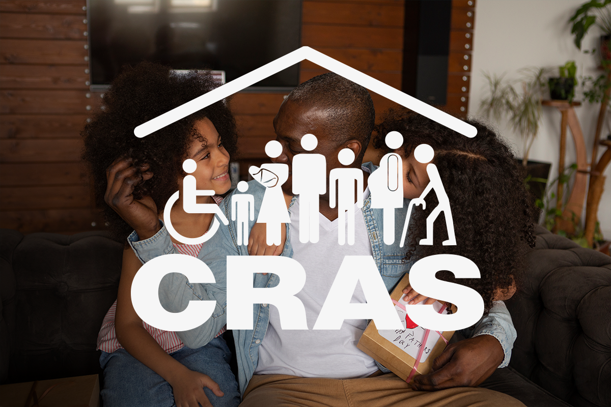 Pai e filhos, com ícone do CRAS