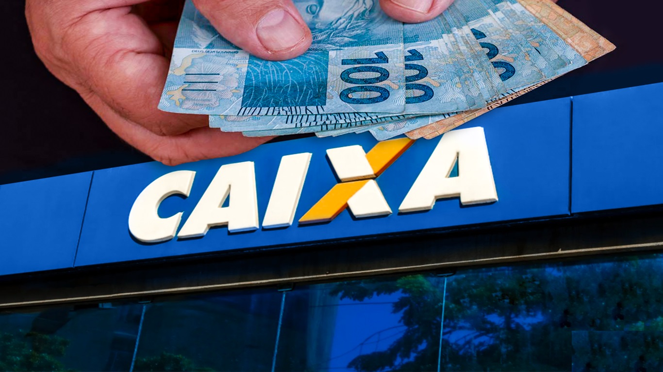 Cliente segura notas de real em frente à fachada da Caixa Econômica Federal