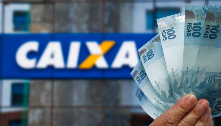 Mão segurando cédulas de R$100 com a logo da CAIXA ao fundo.