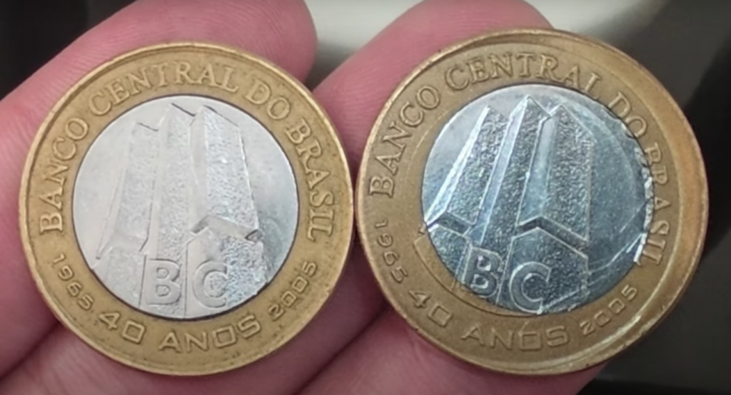Moedas do Banco Central comemorativas dos 40 anos, uma mostrando erro de cunhagem e outra sem falha.