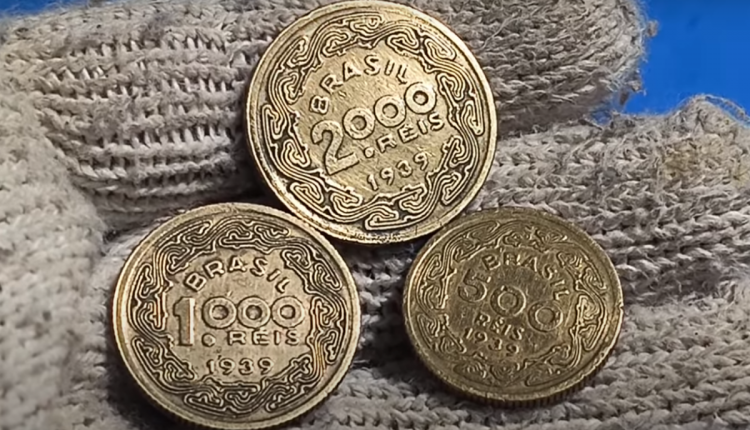 Moedas de 500, 1000 e 2000 réis da série Brasileiros Ilustres de 1939, exibidas em detalhe.