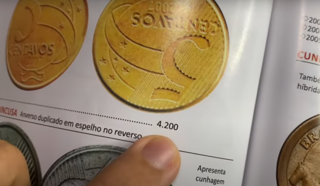 Imagem de uma moeda de 5 centavos com erro de cunhagem bifacial, destacando o valor da peça no catálogo numismático.