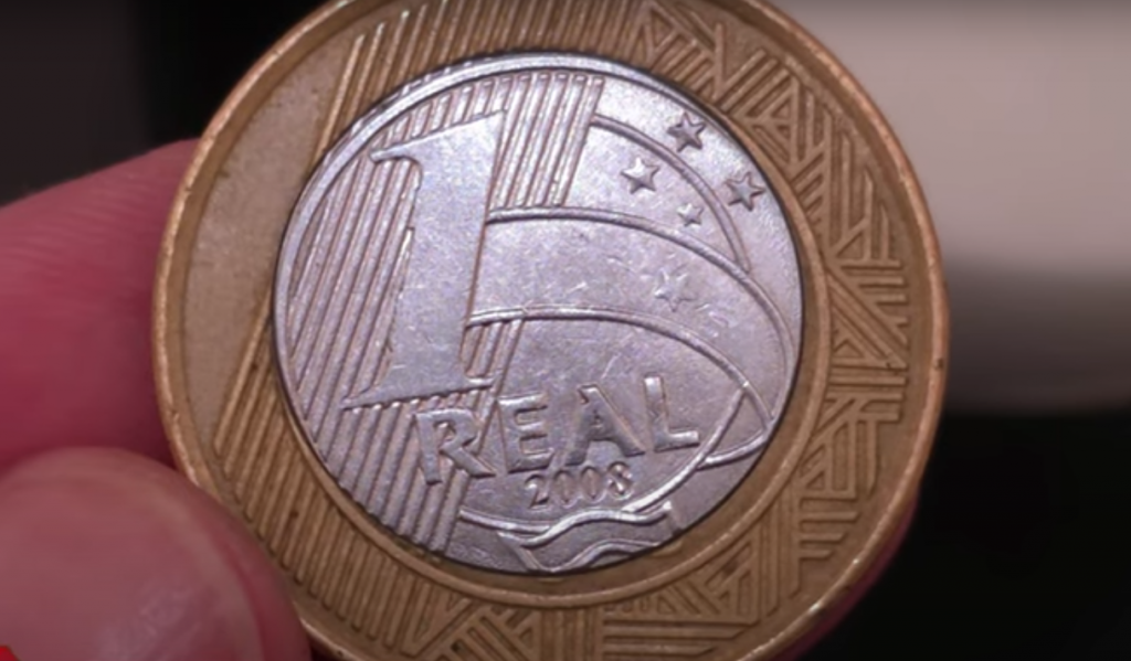  Moeda de 1 real do ano de 2008 com detalhes visíveis da face principal.