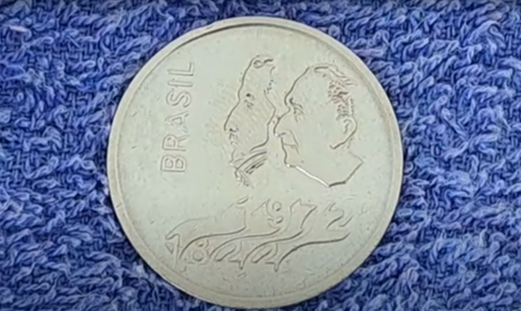 Moeda de 1 cruzeiro de 1972 com perfis de figuras históricas do Brasil