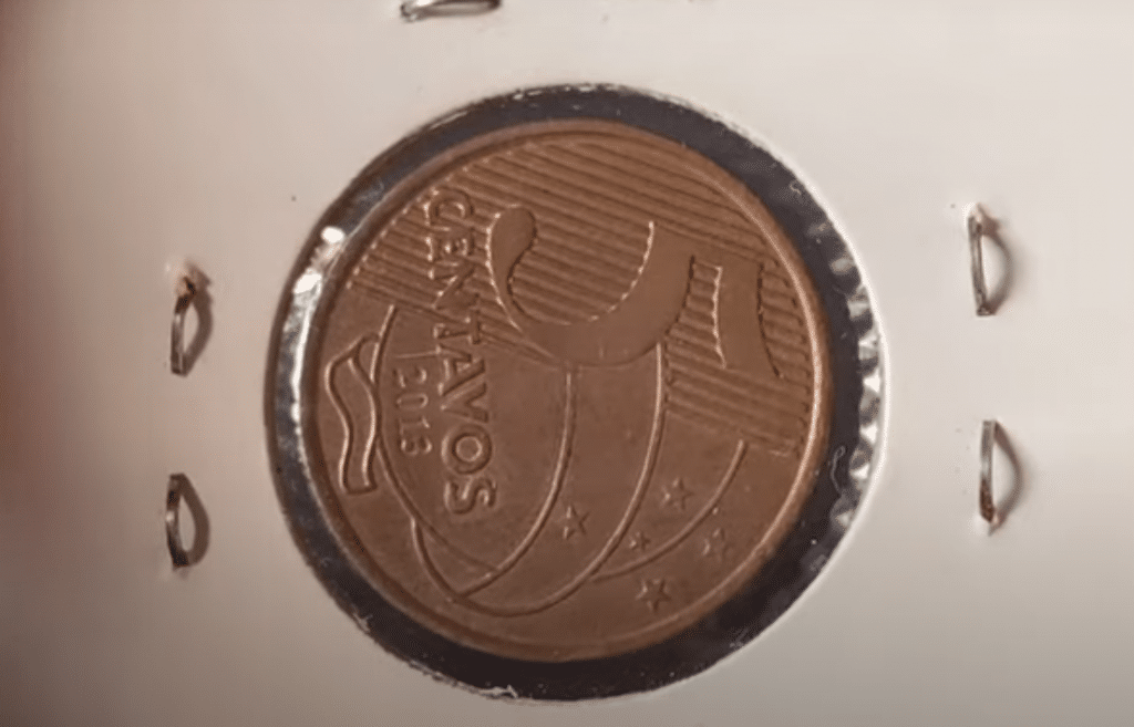 Moeda de 5 centavos de 2013 com erro de reverso horizontal para a direita