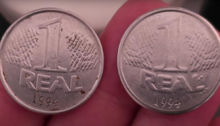 Imagem de duas moedas de 1 Real de 1994, uma mostrando detalhes e outra mais desgastada.