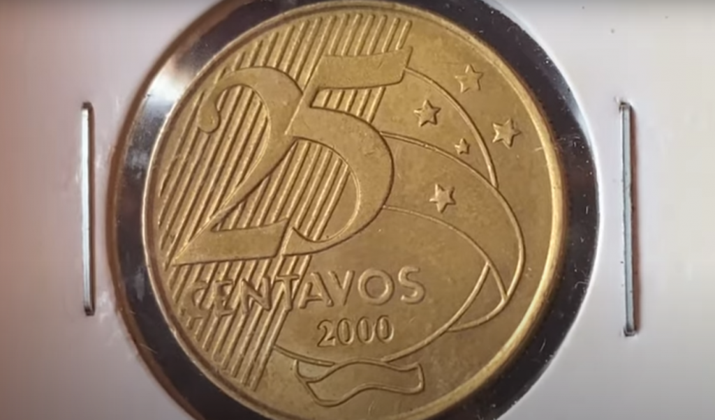 Moeda de 25 centavos do ano 2000 com detalhes visíveis da face principal.