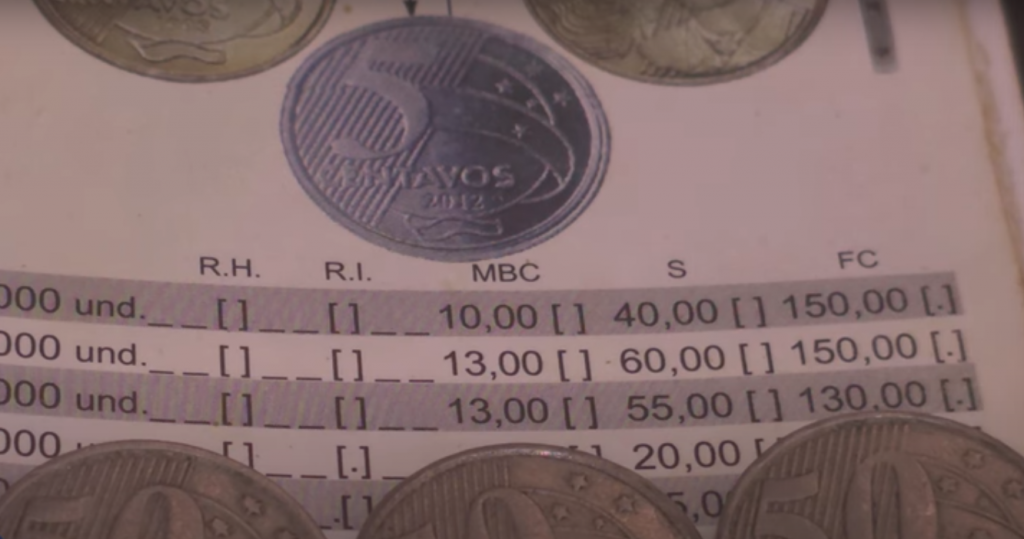 Valores de moedas de 50 centavos listados em catálogo numismático com cotações por estado de conservação.