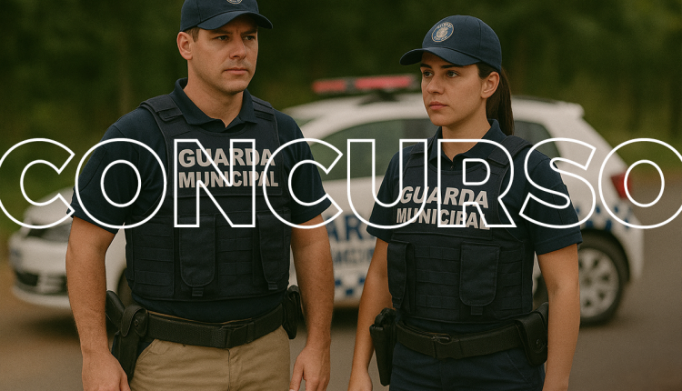 Dois guardas municipais, um homem e uma mulher, em uniforme com coletes à prova de balas, em posição de atenção.