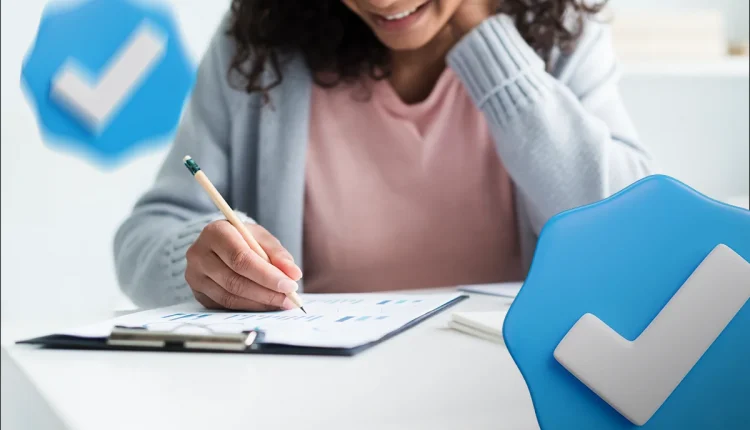 Mulher preenchendo formulário com gráficos e marca de verificação ao fundo.